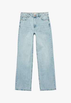 Jeans di denim azzurro chiaro con taglio a gamba dritta, cinque tasche, chiusura con bottone e passanti per cintura, distesi su uno sfondo bianco.