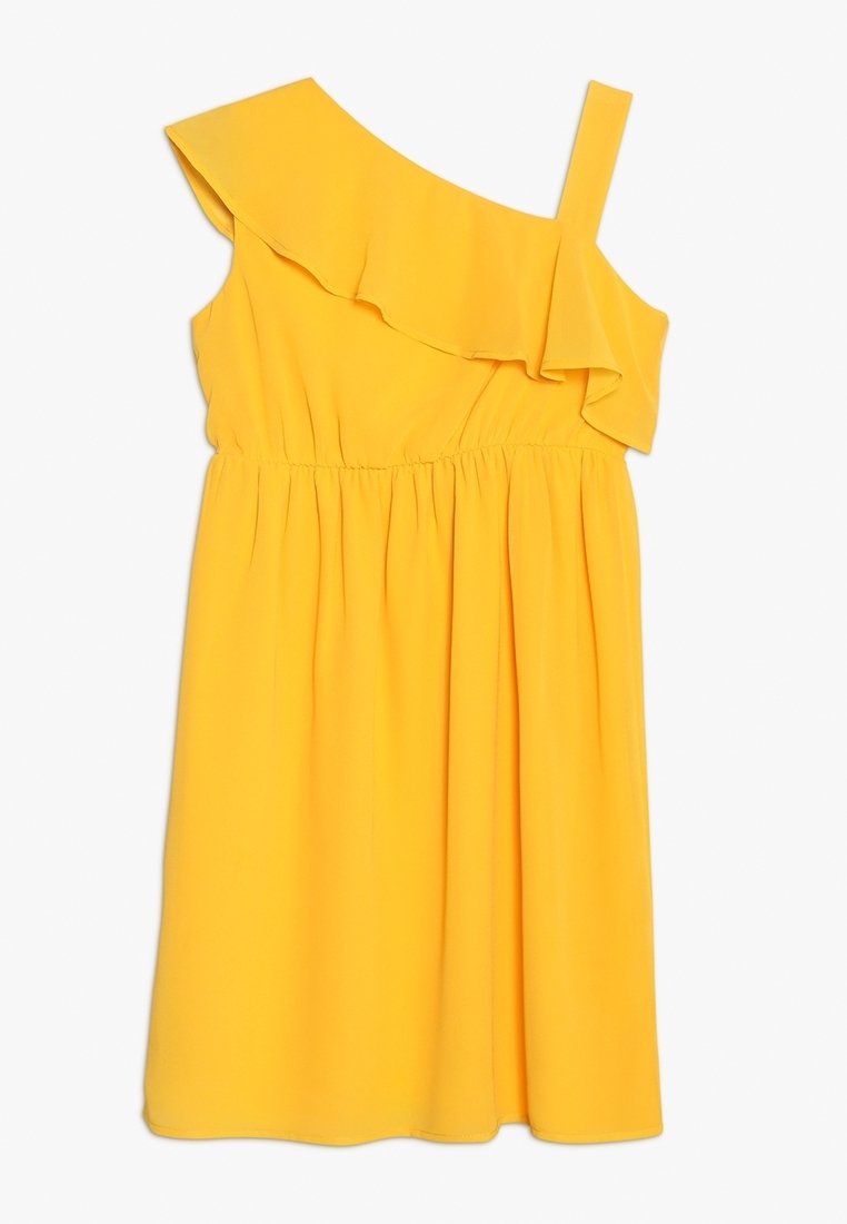 Żółta bezrękawnikowa sukienka z jedną falbanką na ramiączku opadającym z ramienia i elastycznym paskiem w talii, do kolan, na jednolitym białym tle.