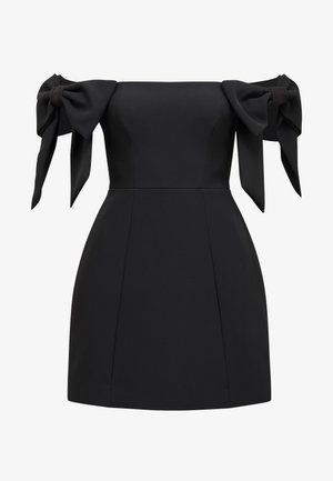 Vestido preto, com ombros à mostra, com corpete estruturado, saia ampla e grandes laços nos mangas. Tecido suave e texturizado.