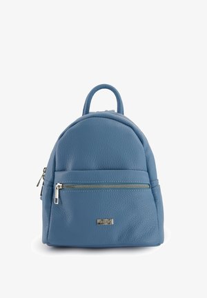 Blauer Leder-Rucksack mit runder Form, vorderer Reißverschlusstasche und kleinem Handgriff oben. Strukturierte Oberfläche mit silbernen Hardware-Details.