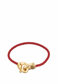 Pulsera trenzada de cuero rojo con un cierre de metal dorado con diseño de nudo y un pequeño charm adjunto. Textura suave y material duradero.
