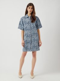 Šviesiai mėlynas džinsinis suknelė trumpomis rankovėmis su sudėtingu gėlių raštu, mygtukų užsegimas priekyje ir laisvas siluetas, baigiasi virš kelių.