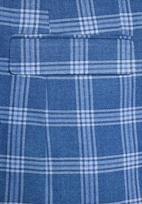 Niebieska tkanina w kratę z teksturowanym splotem; zawiera białe linie siatki oraz małą, poziomą kieszonkę w górnej części.