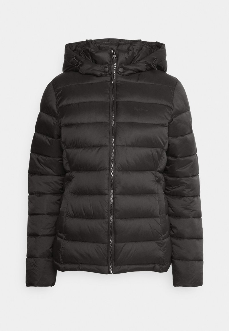 Chaqueta acolchada con capucha negra y con cremallera frontal, con cuerdas ajustables en la capucha, mostrada sobre un fondo blanco.