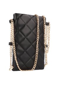 Borsa a tracolla in pelle trapuntata nera con catena dorata. Presenta una texture liscia e una forma rettangolare con una chiusura sicura.