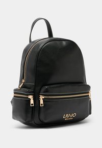 Sort læderrygsæk med guldlynlåse, rundet form, to forlommer og syningsdetaljer. Har logoet "LIU JO MILANO" på forsiden.