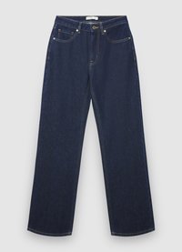 Jean en denim bleu foncé avec une coupe droite, cinq poches et des détails de couture dorée. Comprend une fermeture éclair et un bouton à la taille.