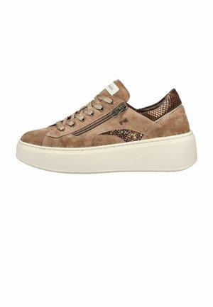 Beiger Plateau-Sneaker aus Wildleder mit seitlichem Reißverschluss, Absatz mit Schlangenlederstruktur, Glitzerdetail, beigen Schnürsenkeln und dicker weißer Sohle.