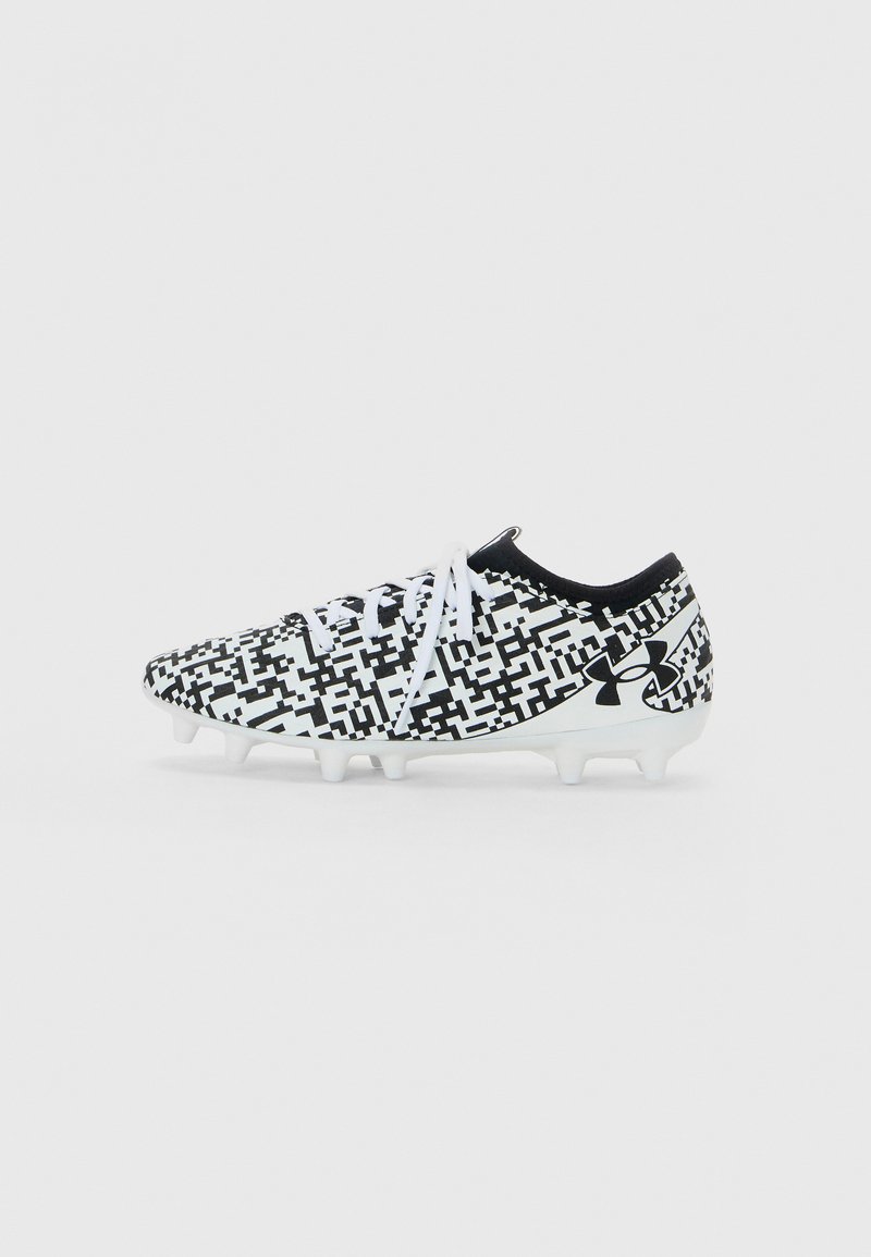 Sort og hvid fodboldstøvle med pixelmønster, hvide snørebånd, sort Under Armour-logo og hvide formede stød på sålen.