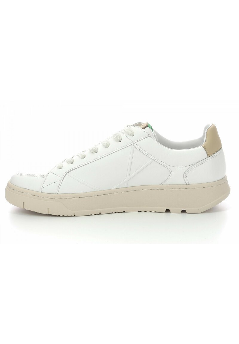Zapatilla blanca con parte superior de cuero liso, acentos beige en el talón, diseño clásico de cordones y suela de goma resistente con textura.