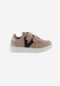 Baskets pour enfants en suède beige, avec un détail logo 'V' noir, deux bandes Velcro, et une semelle en caoutchouc blanche.
