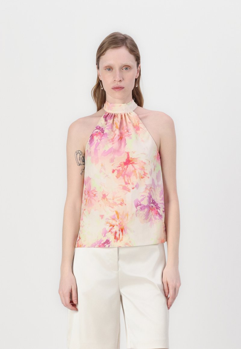 Blomstrete halterneck-top i et mykt, lett stoff i pastell rosa og oransje nyanser. Har en samlet hals og en avslappet passform med rette kanter.