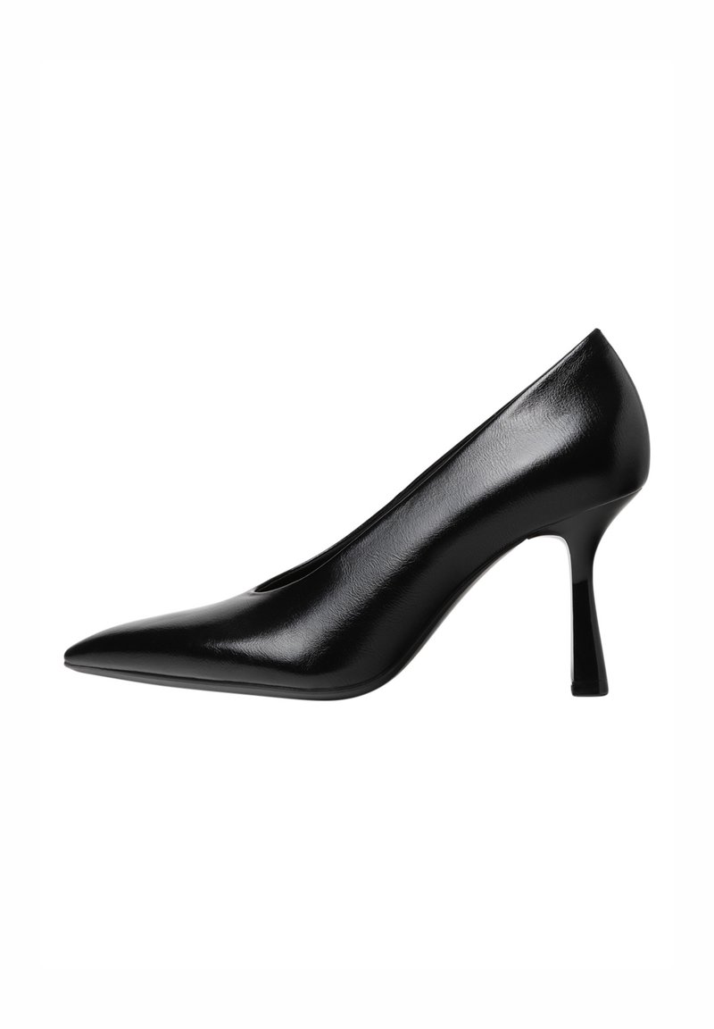 Chaussure à talon haut en cuir verni noir avec un bout pointu, une silhouette élégante et un talon aiguillé étroit. Texture lisse et brillante.