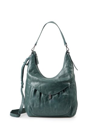 Dunkelgrüne Lederschultertasche mit vorderer Klappentasche, verstellbarem langen Riemen und kurzem Griff auf weißem Hintergrund.