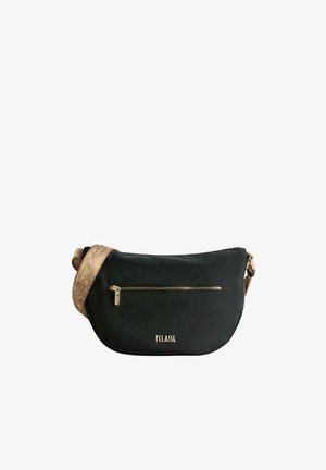 Bolso bandolera negro con forma de media luna, cremallera dorada, logo "1ª CLASSE" y correa beige ajustable con estampado de mapa.