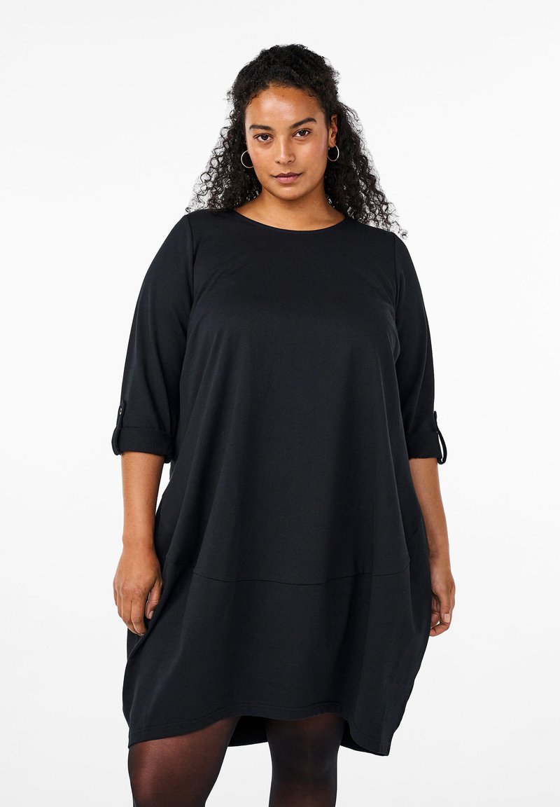 Schwarz Kleid aus weichem Stoff, mit einer lockeren A-Linie, Dreiviertelärmeln mit Knopfakzenten und einem runden Ausschnitt.