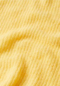 Gelb gestrickter Stoff mit einer weichen, strukturierten Oberfläche, der ein geripptes Muster und sanfte Wellen aufweist, geeignet für Bekleidung oder Accessoires.