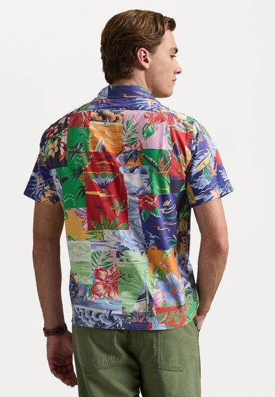 Kortermet, flerfarget hawaiisk skjorte med lappeteppe-design som viser blomster- og tropemønstre på lett stoff.