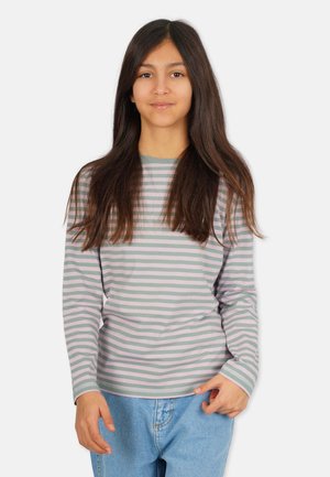 Langärmliges gestreiftes Hemd in Hellrosa und Grau, mit einem grünen Ausschnitt, aus weichem Stoff, kombiniert mit hellblauen Jeans.