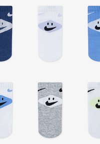 Κάλτσες σε διάφορα χρώματα: σκούρο ναυτικό, λευκό, γαλάζιο, γκρι και ανοιχτό πράσινο. Κάθε ζευγάρι έχει ένα διακριτικό λογότυπο με αυτοκόλλητο σε σχήμα ρόμβου.