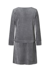 Graues Cord-Stringkleid mit langen Ärmeln, gerippter Textur und leicht ausgestelltem Schnitt. Die Rückansicht zeigt einen runden Ausschnitt und umgeschlagene Ärmel.