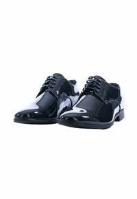 Scarpe di pelle verniciata nera con un design elegante, punta appuntita e lacci a contrasto, caratterizzate da una superficie liscia e lucida e tacco basso.