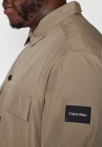 Calvin Klein Könnyű dzseki - brindle