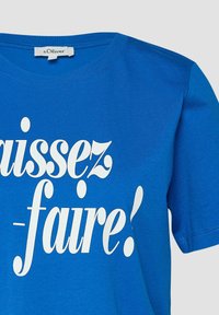 T-shirt bleu à manches courtes avec texte blanc « laissez-faire ! » en police décorative et étiquette de marque s.Oliver au col.