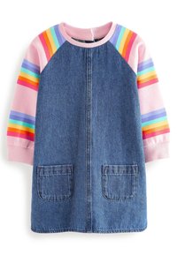 Denim jurk met roze raglanmouwen, voorzien van regenboogstrepen, twee voorzakken en een ronde hals. Zachte textuur met een casual ontwerp.
