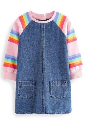 Denim jurk met roze raglanmouwen, voorzien van regenboogstrepen, twee voorzakken en een ronde hals. Zachte textuur met een casual ontwerp.
