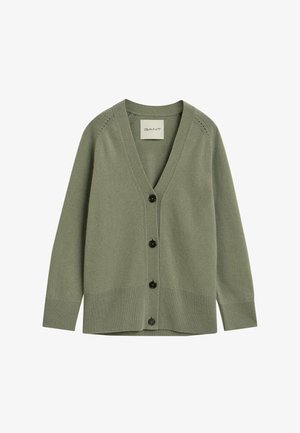 Cardigan en tricot vert avec un col en V, fermeture à boutons sur le devant et ourlet côtelé. Présente des coutures décoratives sur les épaules et une texture lisse.