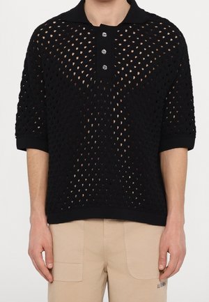 Polo negro de punto con un patrón texturizado de tejido abierto, tapeta de tres botones y mangas cortas con puños acanalados.