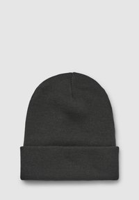 Beanie nera in maglia con vestibilità rilassata, caratterizzata da un risvolto e una texture liscia. Ha un design semplice e privo di decorazioni.