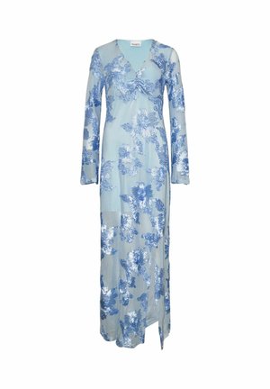 Gaiši zila caurspīdīga garām piedurknēm maxi kleita ar zilām ziedu izšuvēm un V veida kaklu, ar sānu šķēlumu.