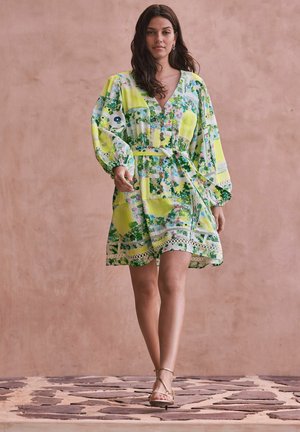 Next, REGULAR FIT - LONG SLEEVE MINI OCCASION DRESS . - Tričkové šaty - green pink floral
