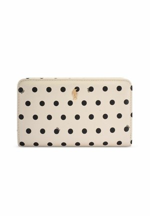 Beżowy portfel w czarne kropki, prostokątnego kształtu, z małym złotym emblematem w kształcie ptaka na środku.