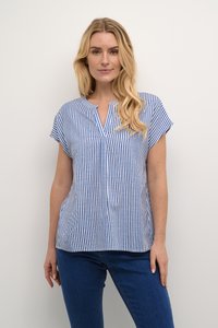 Blusa a rayas en azul y blanco, de mangas cortas, escote en V con un pliegue frontal. Tejido ligero, forma relajada y diseño de longitud media.
