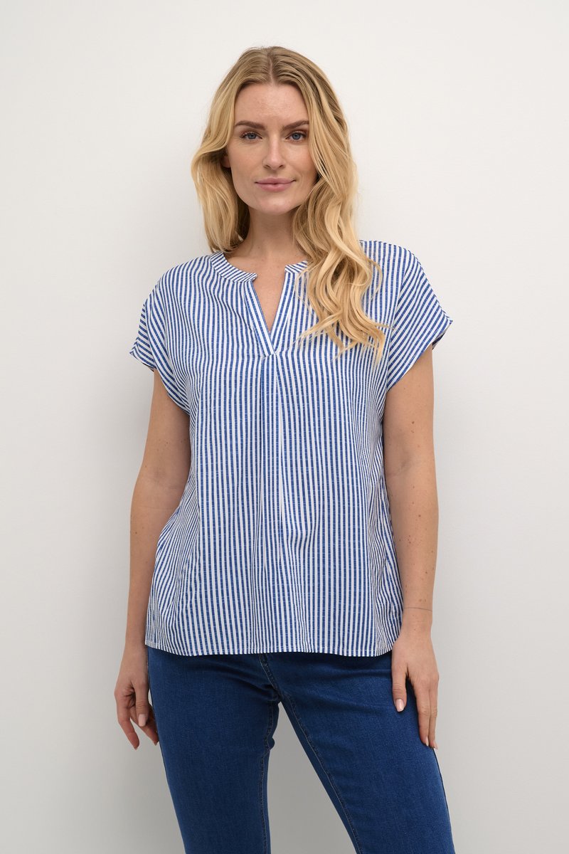 Blusa a rayas en azul y blanco, de mangas cortas, escote en V con un pliegue frontal. Tejido ligero, forma relajada y diseño de longitud media.