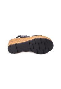 Sandal con piattaforma in sughero nero dotata di una suola in gomma testurizzata, con due cinturini regolabili e una soletta ampia per comfort e stabilità.