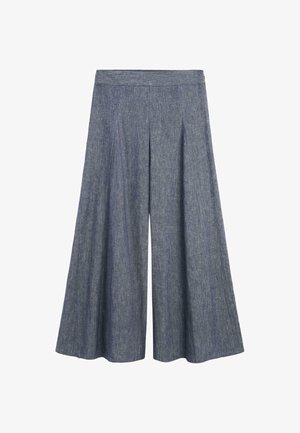 Pantaloni in denim grigio a gamba larga e vita alta, con pieghe frontali e vita pulita, mostrati su sfondo bianco.