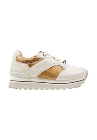 Sneakers bianche con una texture lucida e accenti a motivi marroni. Presentano una suola spessa e rigata e lacci davanti. Etichetta "Classico" sul lato.