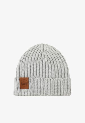 Szara dziana czapka typu beanie z prążkowaną teksturą, z podwiniętym mankietem i brązową skórzaną naszywką przedstawiającą wzór góry i niedźwiedzia.