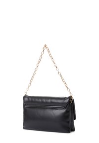 Bolso de mano de cuero negro con una textura suave, forma rectangular y una correa de cadena dorada. Presenta un bolsillo con cremallera en la parte frontal.