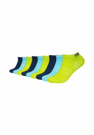 Neun Paar flache Socken in abwechselnden Farben: leuchtendes Gelb, Hellblau und Marineblau, nebeneinander auf weißem Hintergrund angeordnet.