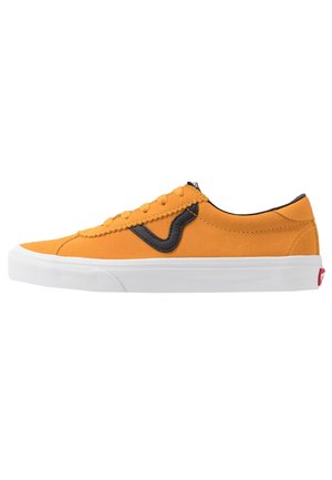 Pomarańczowy niskoprofilowy sneaker z czarnym logo po boku, białą gumową podeszwą, pomarańczowymi sznurowadłami i czerwonym tagiem na pięcie na białym tle.