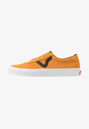 Pomarańczowy niskoprofilowy sneaker z czarnym logo po boku, białą gumową podeszwą, pomarańczowymi sznurowadłami i czerwonym tagiem na pięcie na białym tle.