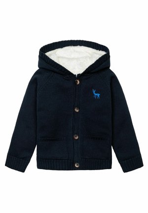Marineblauer Strick-Cardigan mit Kapuze und weißem Fleecefutter, vorderen Knöpfen, zwei Taschen und kleiner blauer Hirschstickerei auf der Brust.