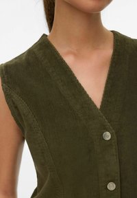 Olijfgroene corduroy mouwloze top met een V-hals, featuring zichtbare textuurstrips en een centrale knoopsluiting met zilveren accenten.
