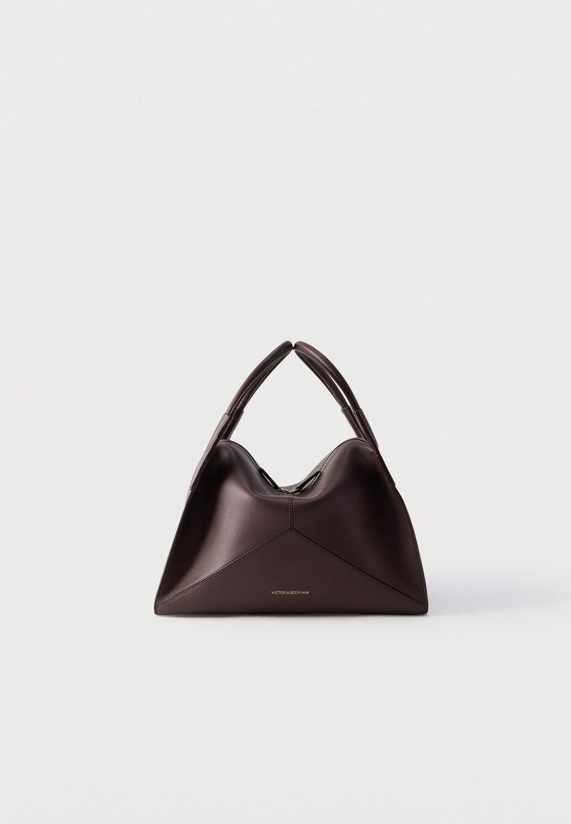 Bolso de cuero marrón oscuro con un diseño geométrico triangular, doble asa superior y un pequeño logo dorado de "Victoria Beckham" en el frente.
