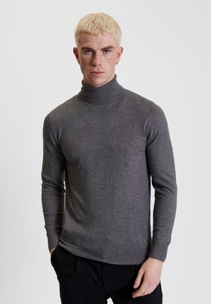 Suéter de cuello alto gris hecho de un material de punto suave, con mangas largas y un diseño ajustado. El dobladillo y los puños son de canalé.